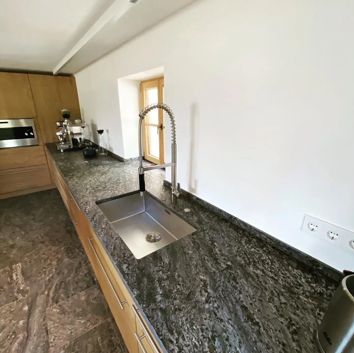 Landhaus Allgäu — Naturstein Küche mit Gneis Arbeitsplatte und Boden — STOI