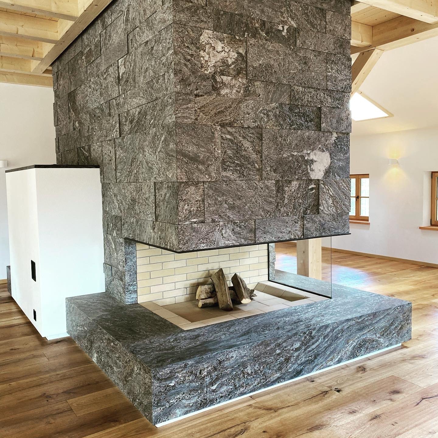Allgäu Gneis Kaminverkleidung Detail — STOI Steinmetzwerkstatt
