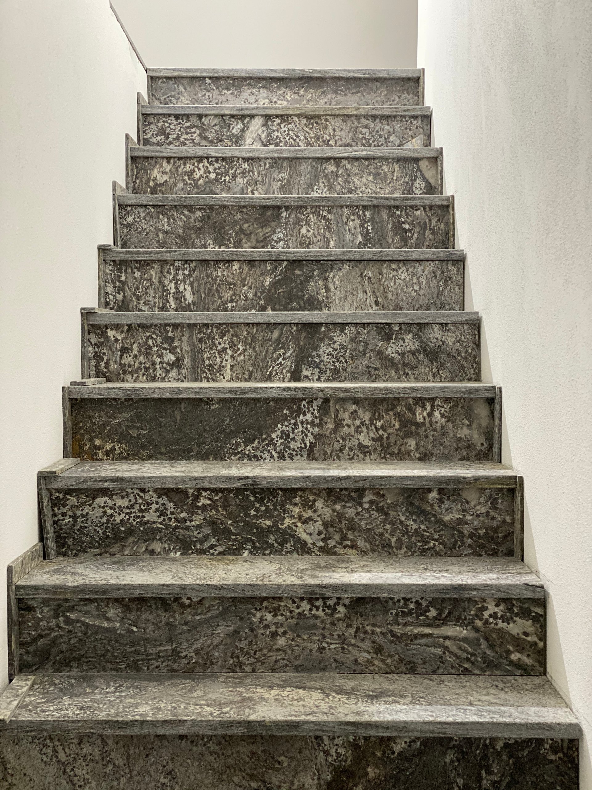 Landhaus Allgäu — Allgäu Gneis Treppe von oben — STOI Steinmetzwerkstatt