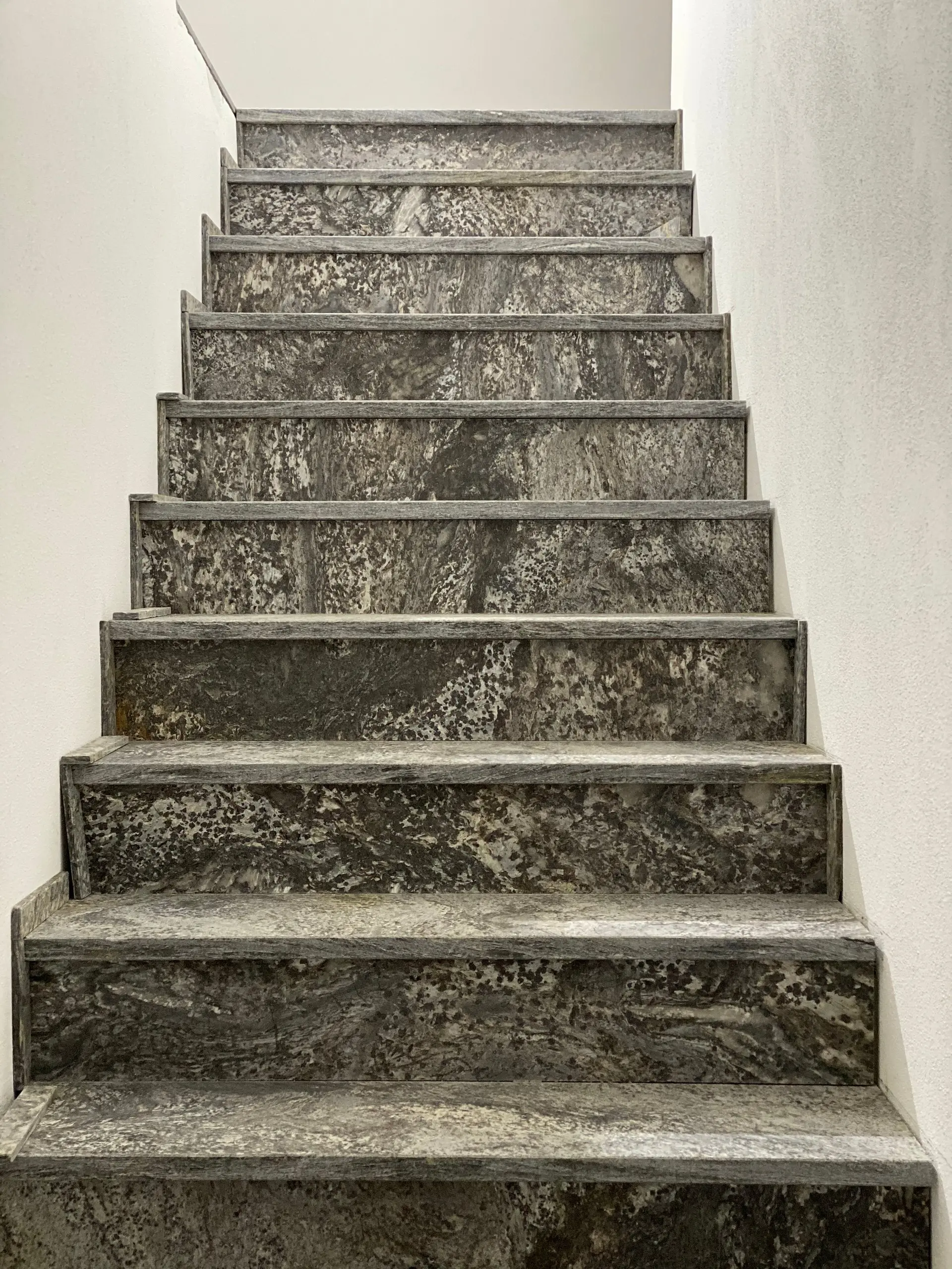Landhaus Allgäu — Allgäu Gneis Treppe von oben — STOI Steinmetzwerkstatt