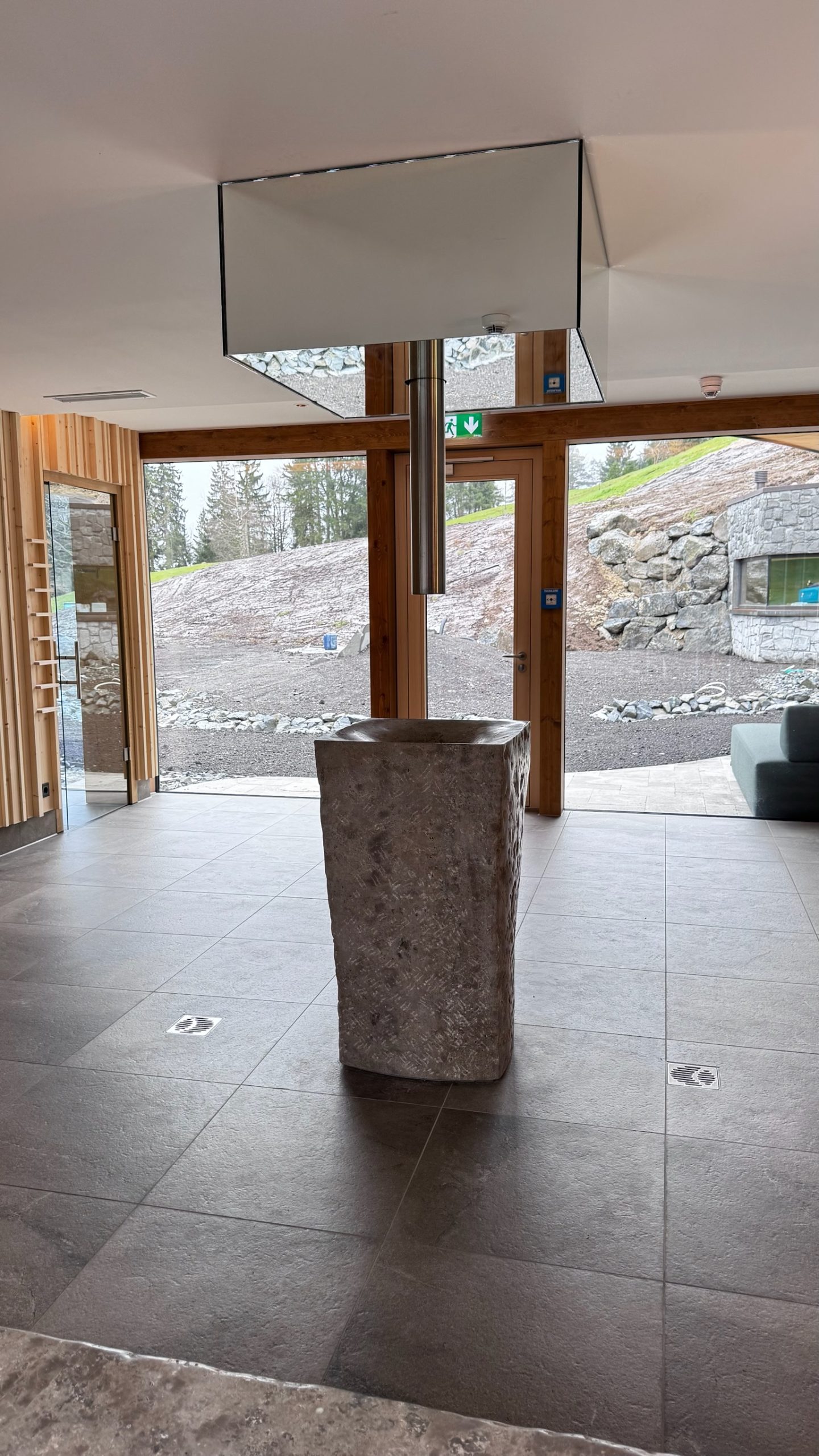 Schlossanger Alp Spa Eisspender — Wachenzeller Dolomit Naturstein Gesamtansicht Spa
