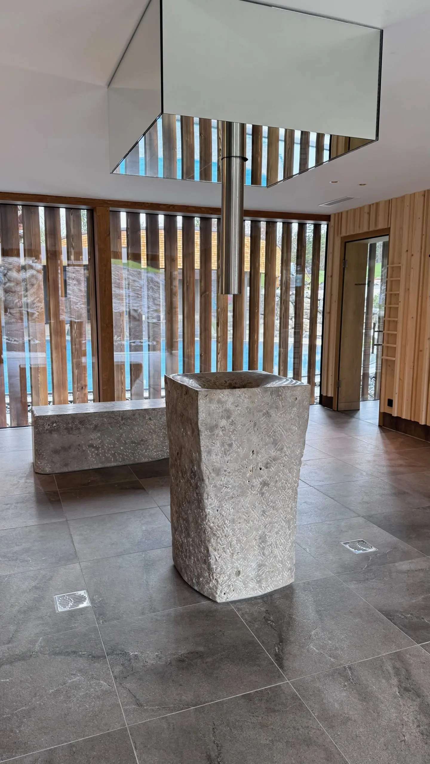 Eisspender aus massivem Naturstein im Spa-Bereich