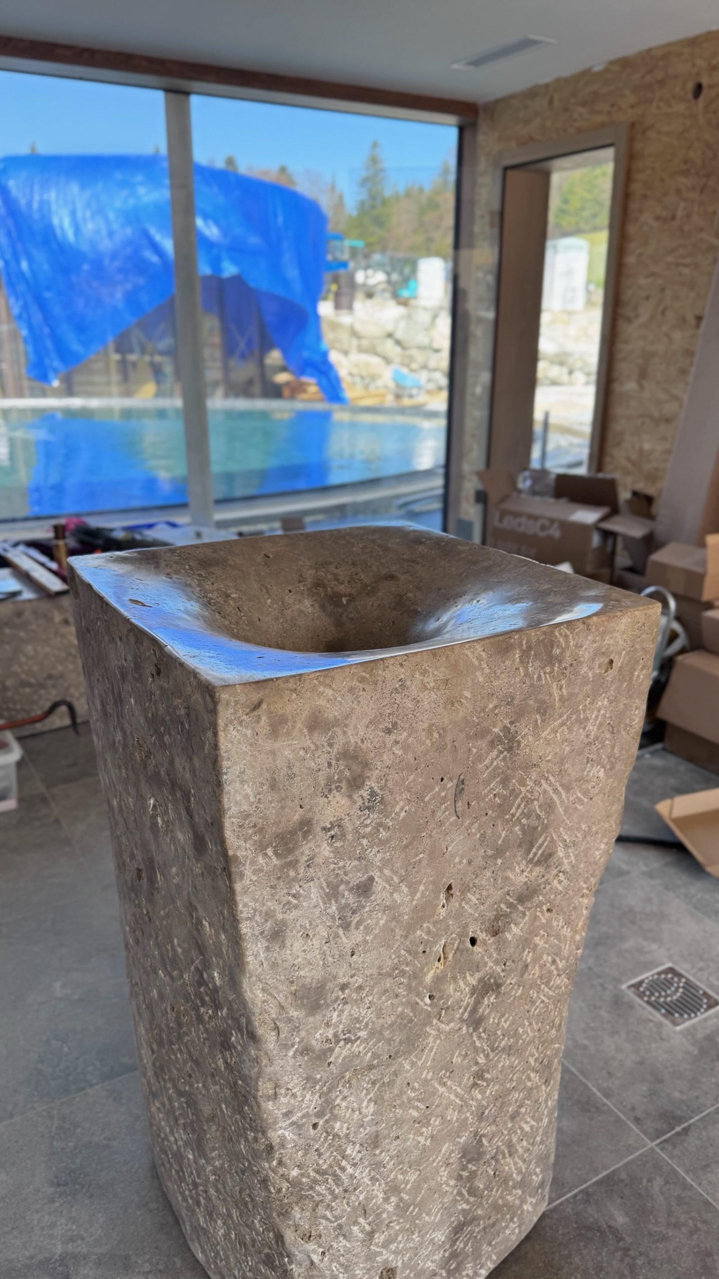 Making-of Schlossanger Alp Eisspender — Positionierung Einbau Spa Naturstein