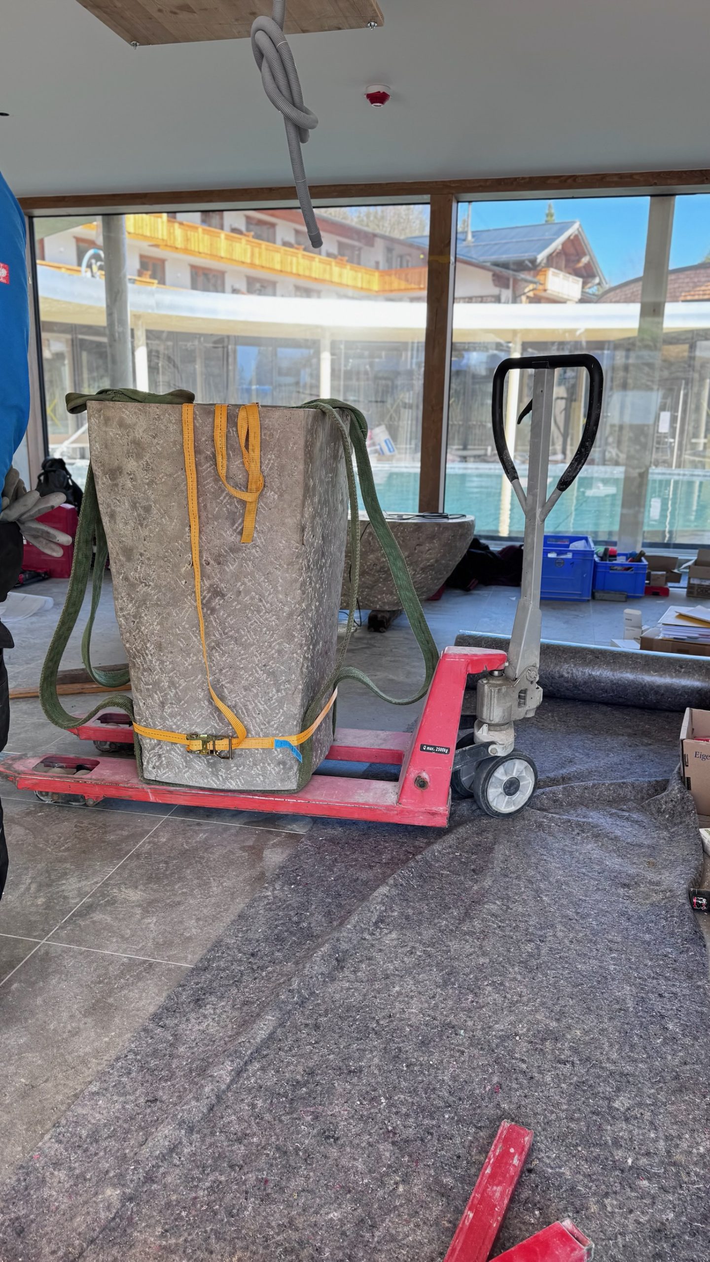 Making-of Schlossanger Alp Eisspender — Transport Anlieferung Schlossanger Baustelle