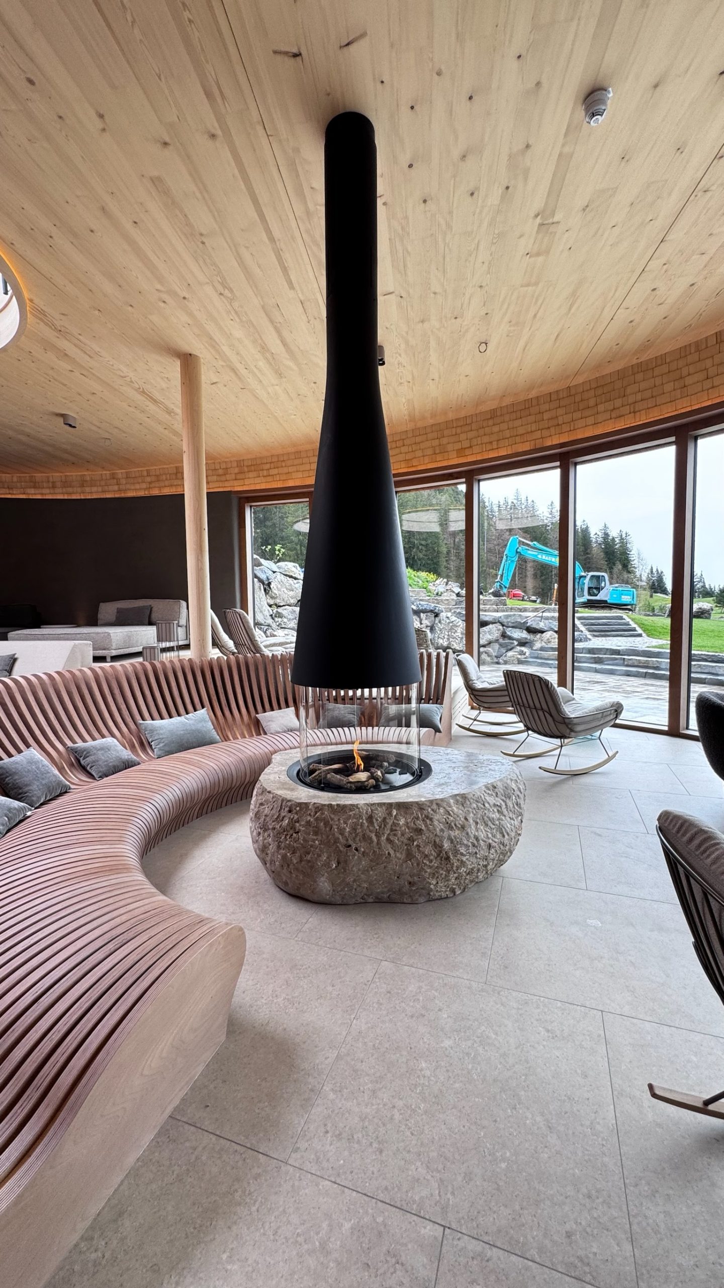 Schlossanger Alp Spa Feuerstelle — Gesamtansicht Wellnessraum Panorama STOI