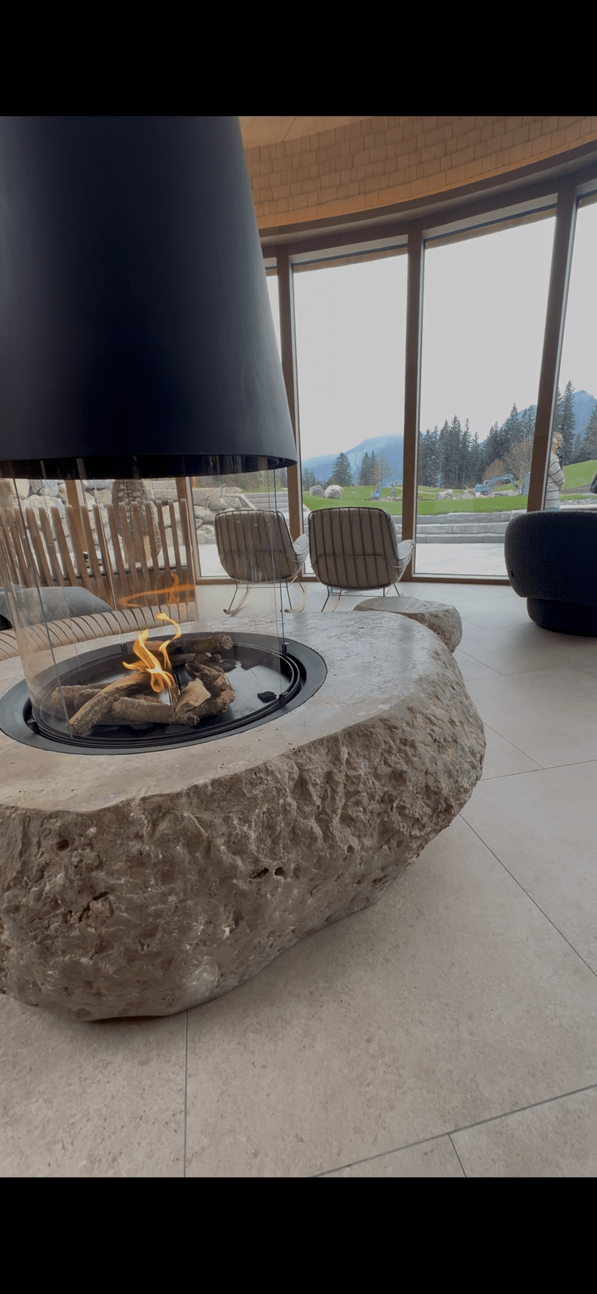 Schlossanger Alp Spa Feuerstelle Wachenzeller Dolomit — mit Flamme Making-of fertig