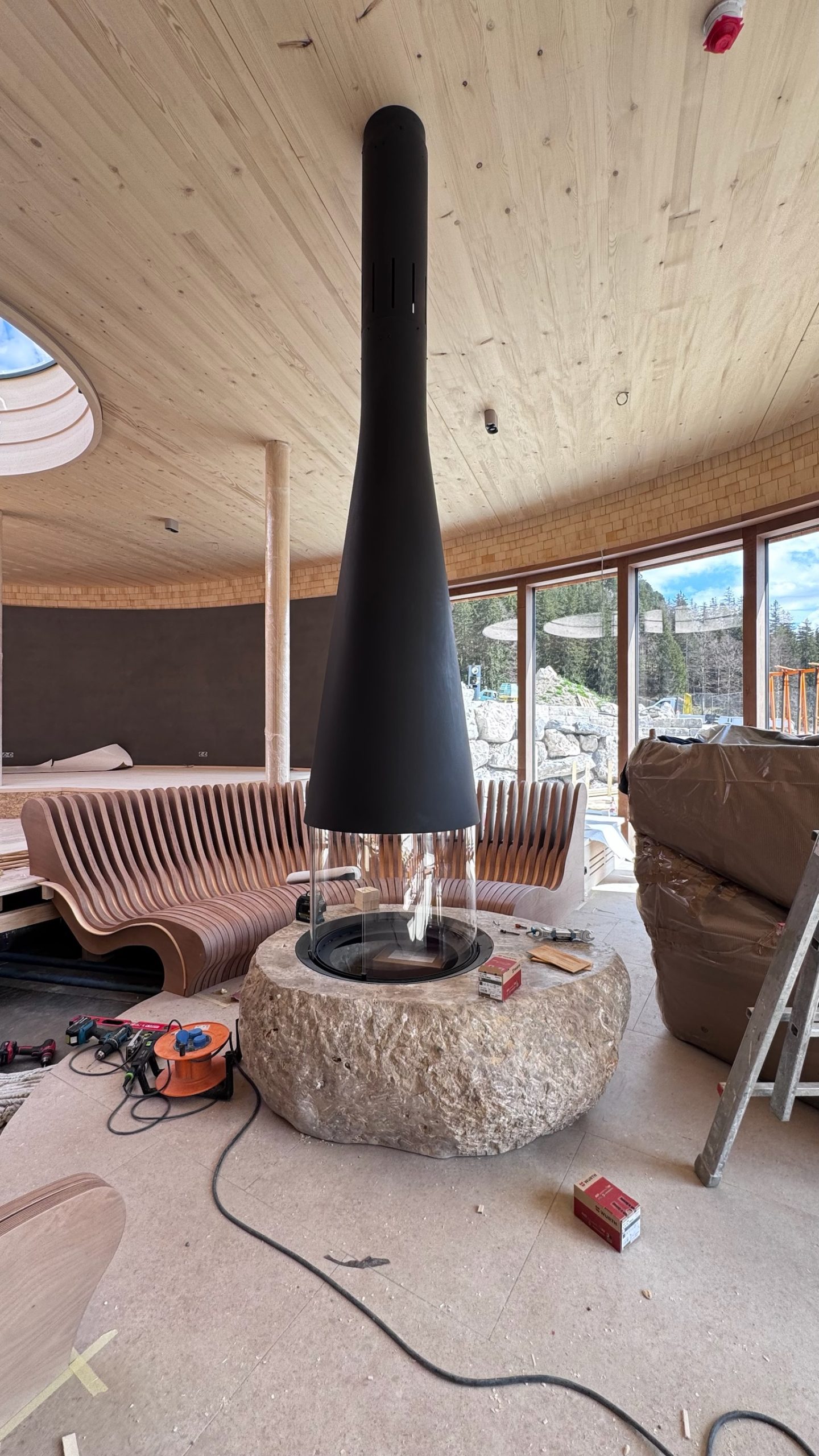 Making-of Schlossanger Alp Feuerstelle — Kamin montiert Innenansicht Spa fertig
