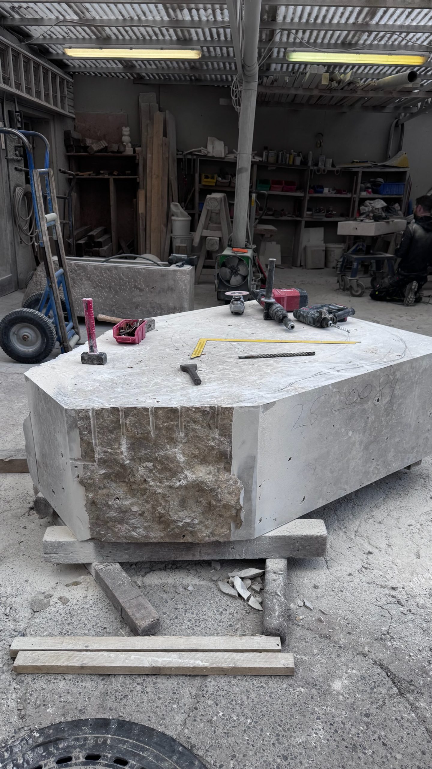 Making-of Schlossanger Alp Feuerstelle — Rohblock Werkstatt STOI Kempten Lenzfried