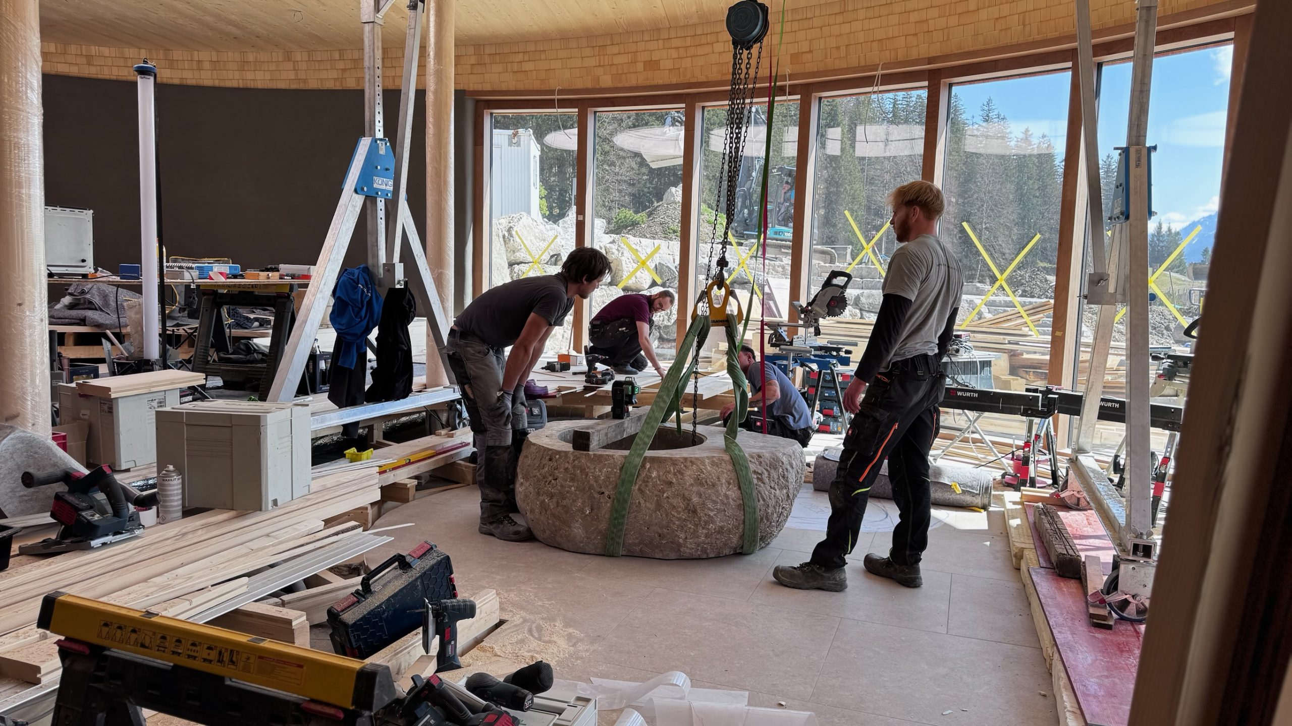 Making-of Schlossanger Alp Feuerstelle — Team Positionierung Einbau Spa STOI