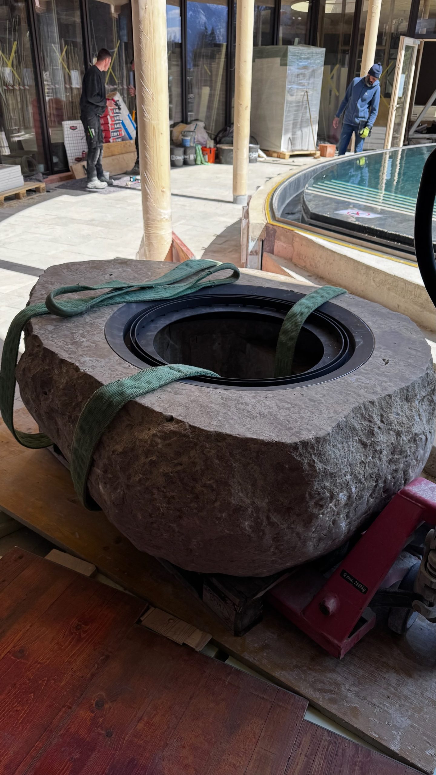 Making-of Schlossanger Alp Feuerstelle — Transport Eingang Baustelle Spa