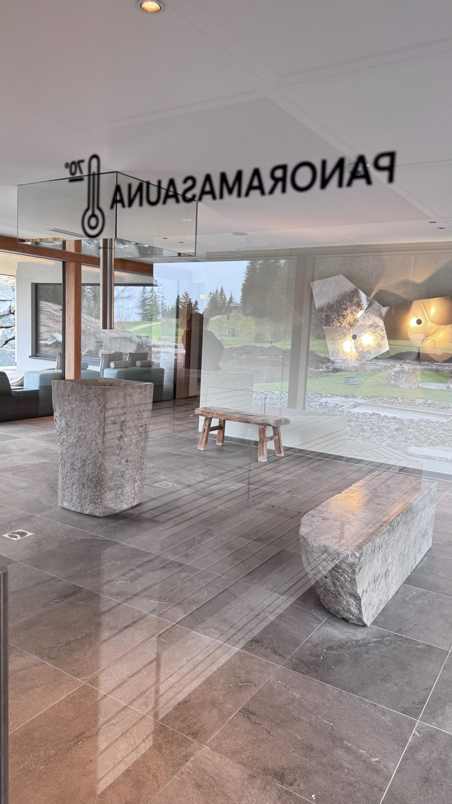 Schlossanger Alp Spa Fußbecken und Eisspender — Panorama Wellnessbereich fertig