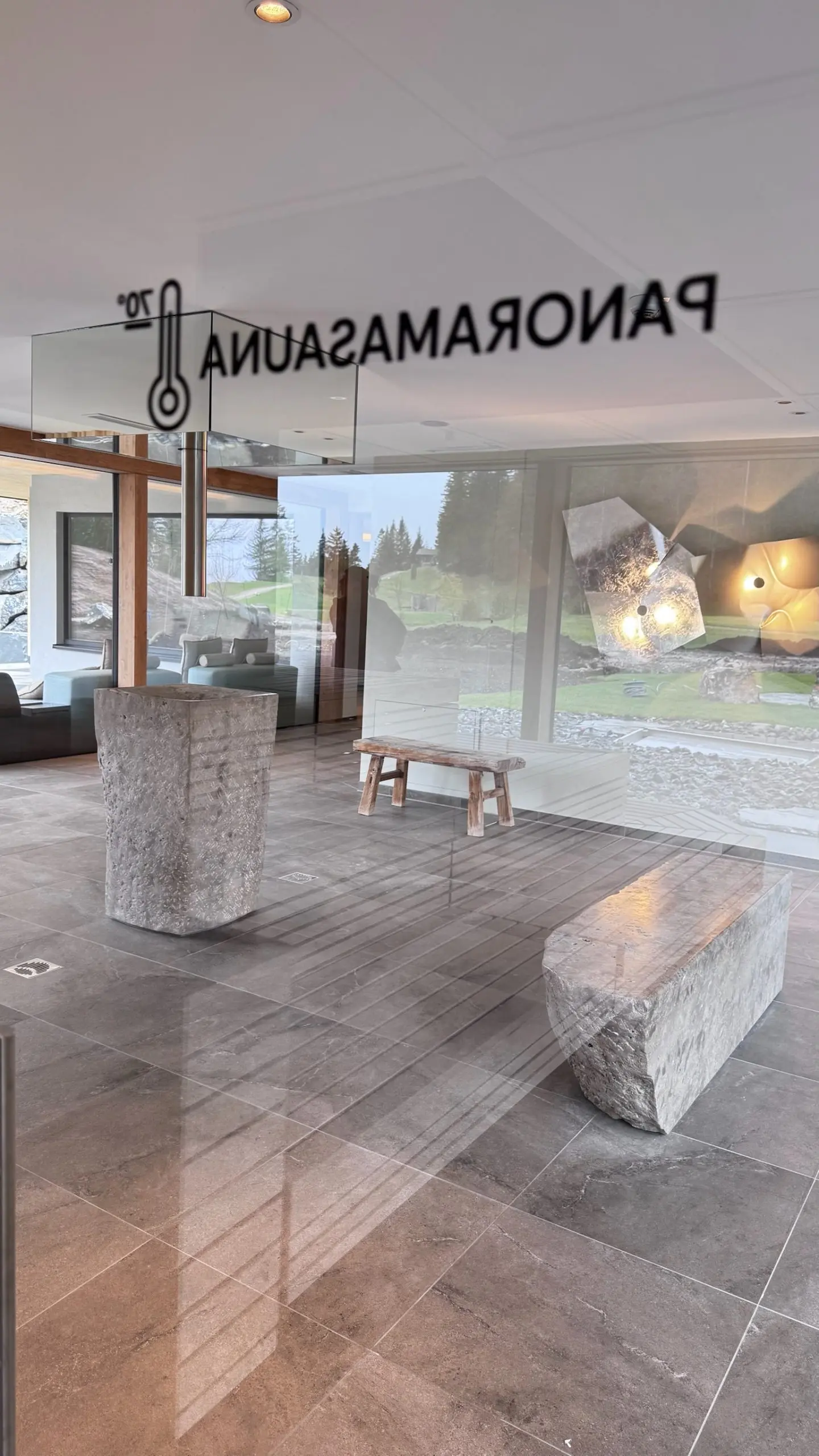 Fußbecken aus Naturstein am Saunagang im Wellnessbereich eines Hotels