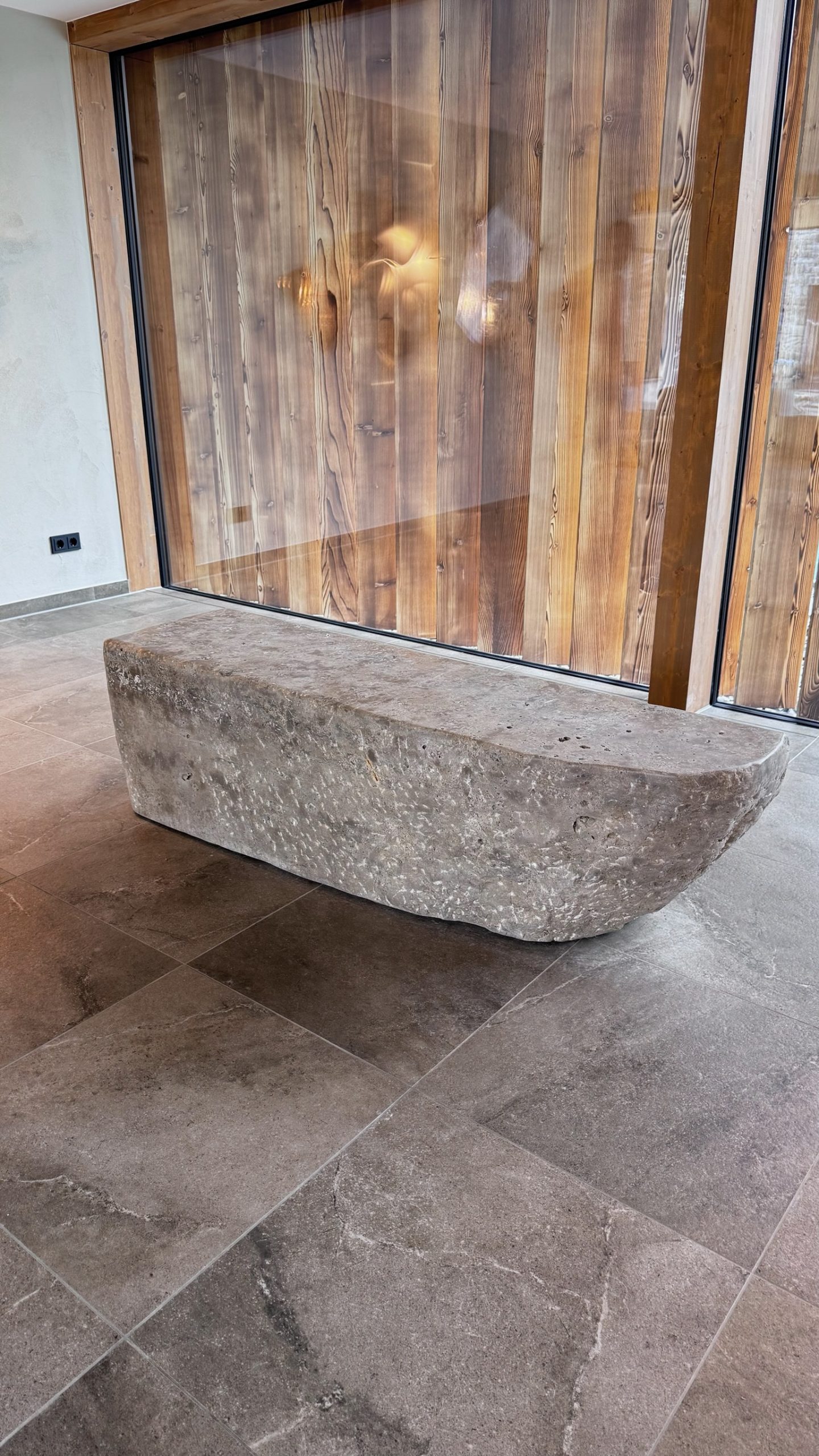 Schlossanger Alp Spa Fußbecken — fertig eingebaut Wachenzeller Dolomit Holzwand