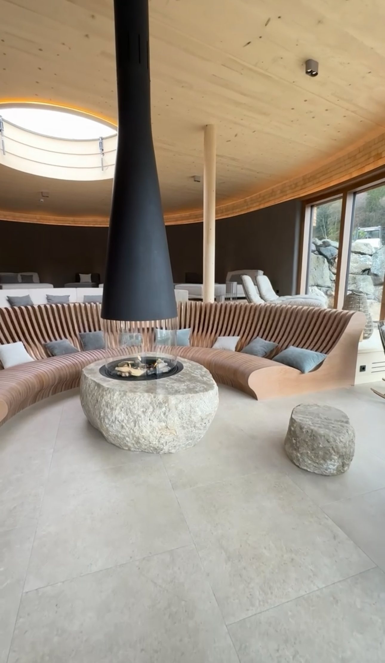 Schlossanger Alp Spa — Feuerstelle Holzdecke Skylight Naturstein