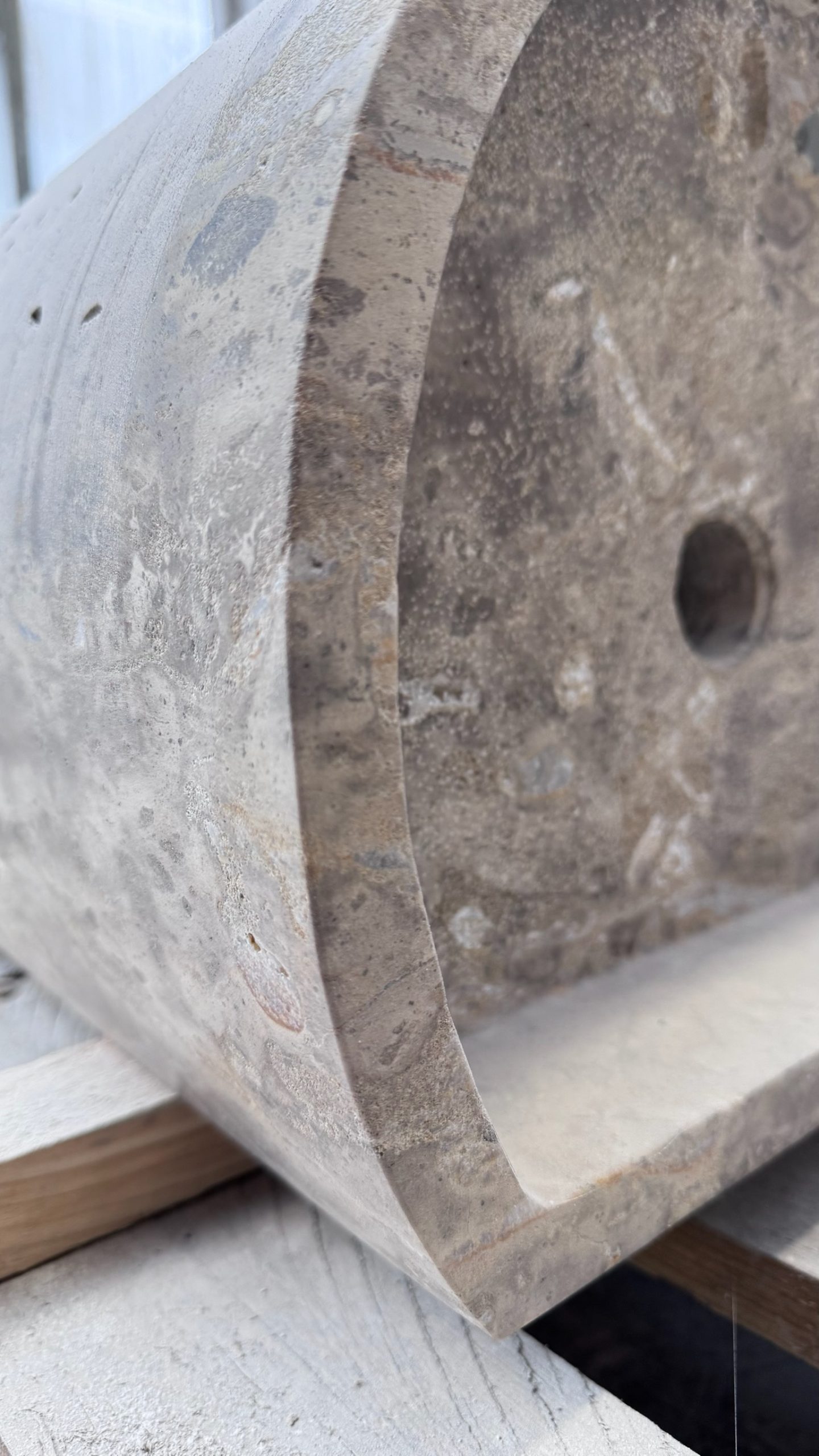 Making-of Schlossanger Alp Wasserbrunnen — Einbau Baustelle Spa Wellnessraum