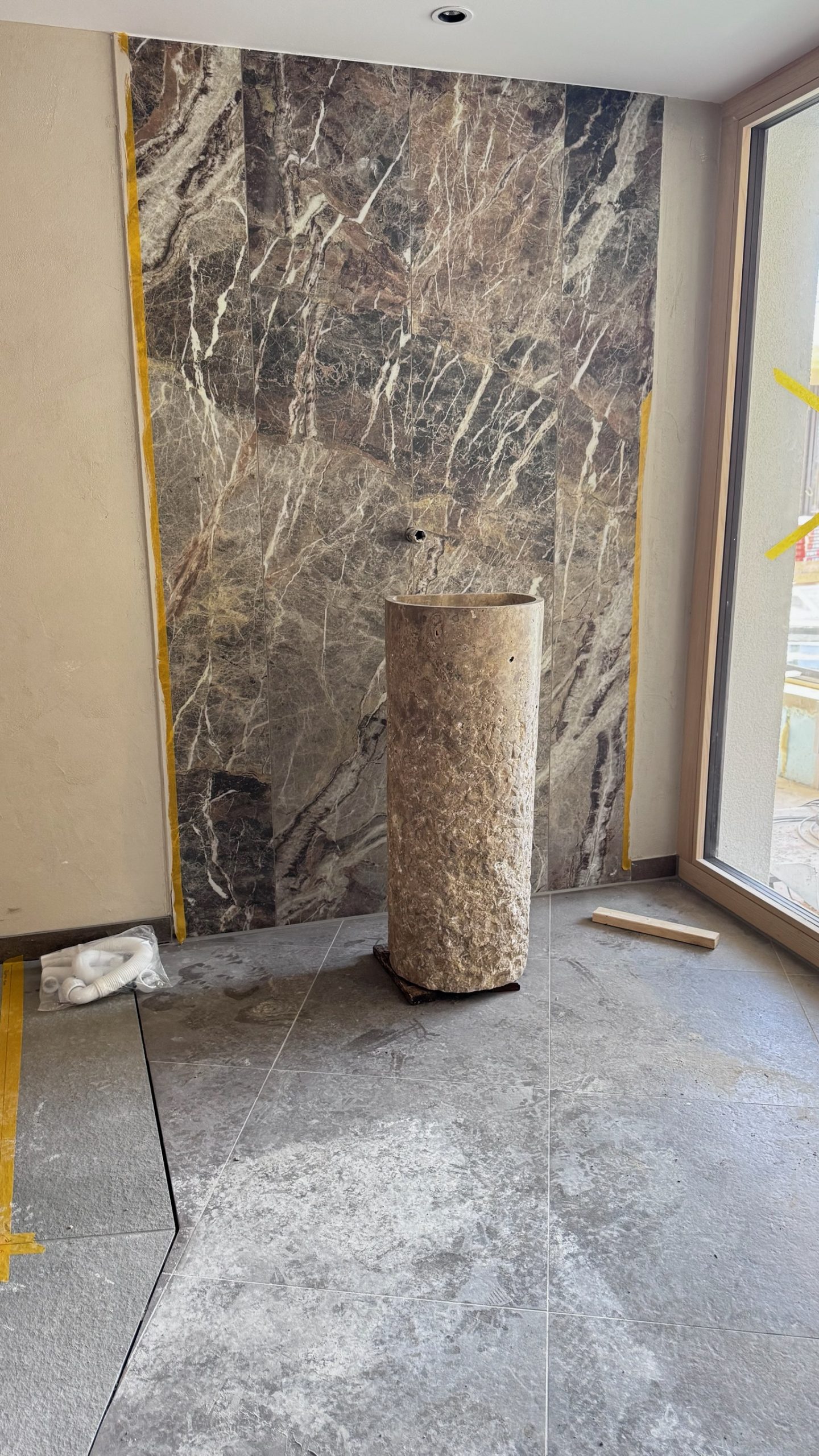 Making-of Schlossanger Alp Wasserbrunnen — Positionierung Einbau Spa STOI Team