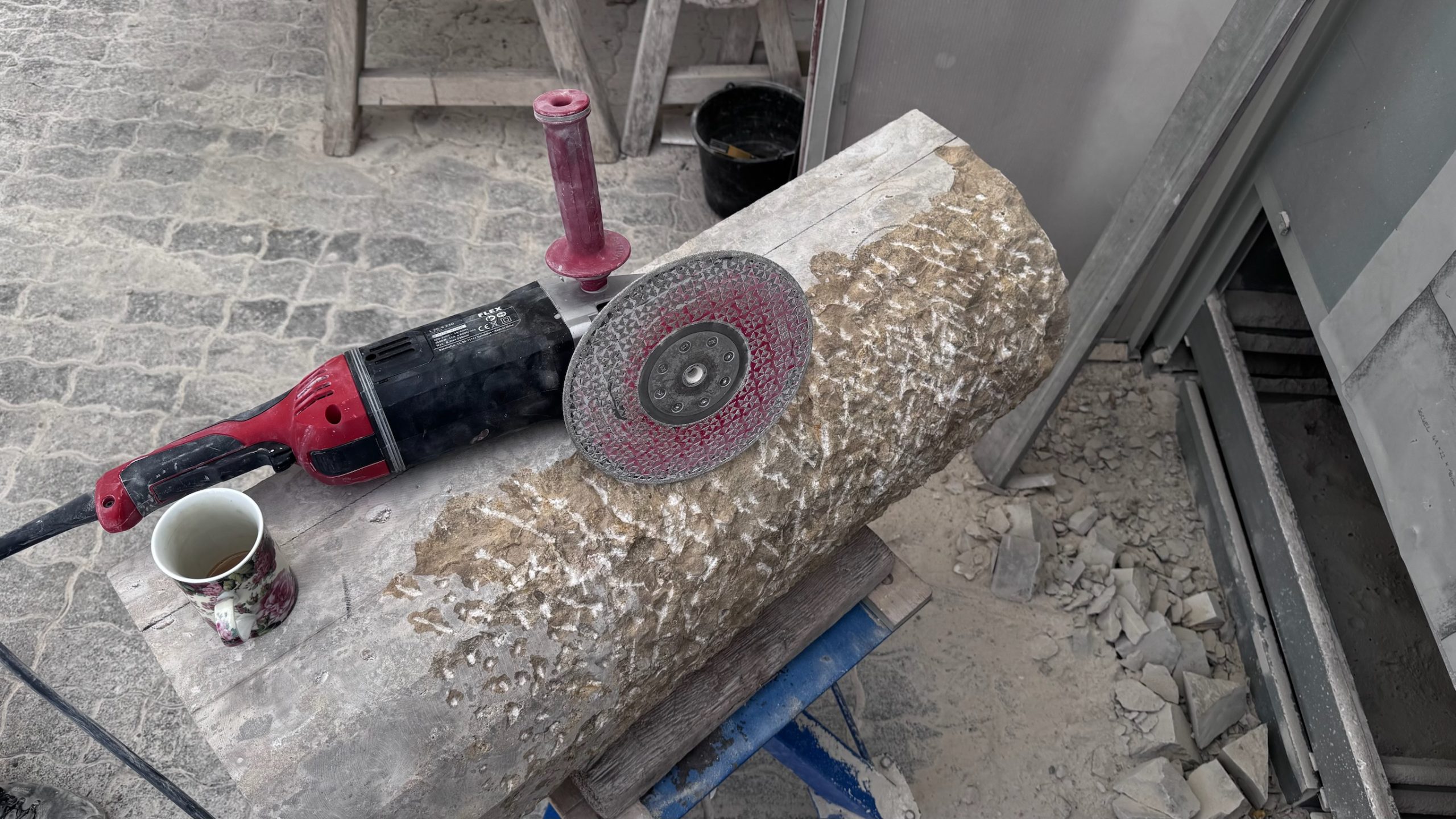 Making-of Schlossanger Alp Wasserbrunnen — Rohblock Bearbeitung Werkstatt STOI