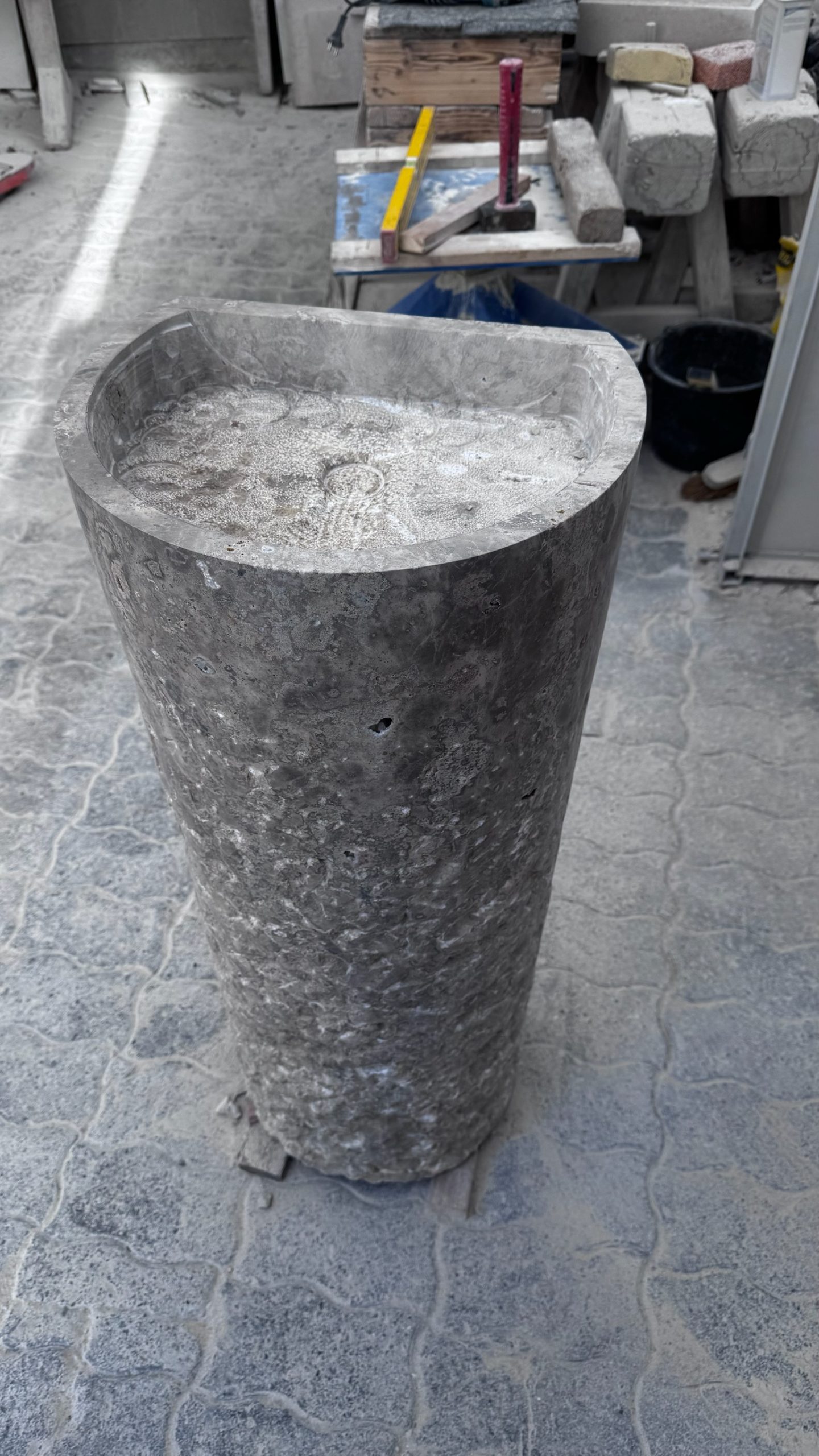 Making-of Schlossanger Alp Wasserbrunnen — Werkstatt Detail Handarbeit Wachenzeller