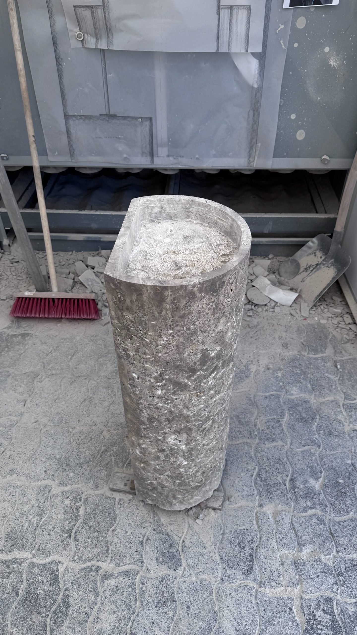 Making-of Schlossanger Alp Wasserbrunnen — Zylinder Bearbeitung Steinmetz Kempten