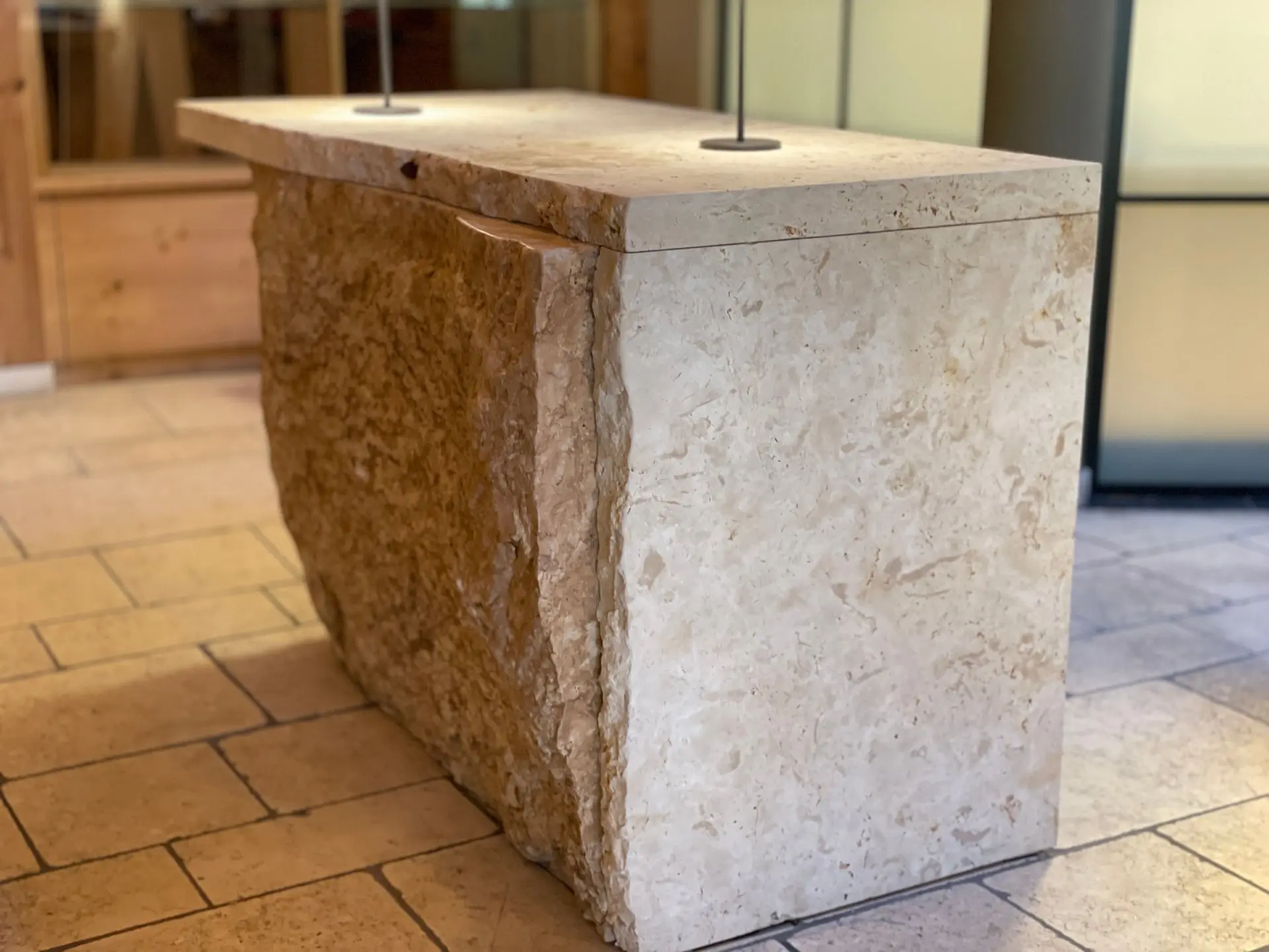 Rohblock Trosselfels Kalkstein in der Werkstatt vor der Bearbeitung zur Empfangstheke
