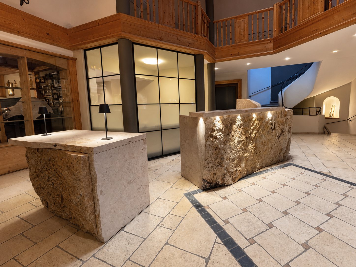 Schlossanger Alp Hotellobby Empfangstheke Gesamtansicht