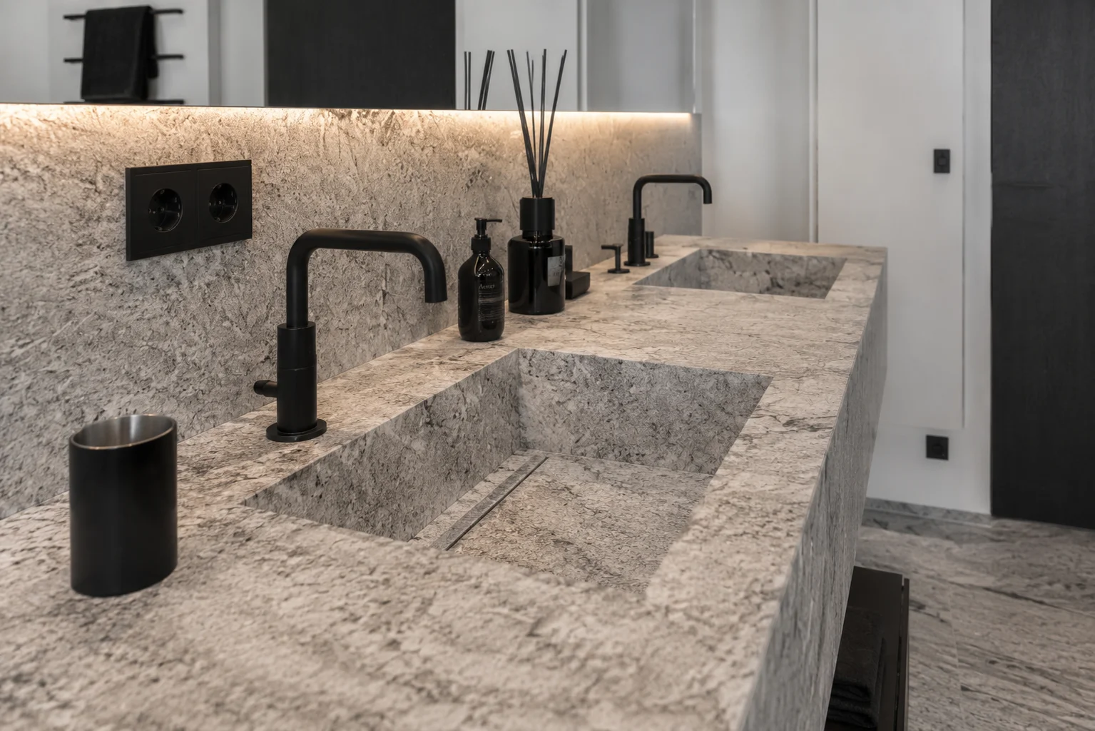 Granit Bad mit massivem Waschtisch, Boden und Wand aus Naturstein STOI
