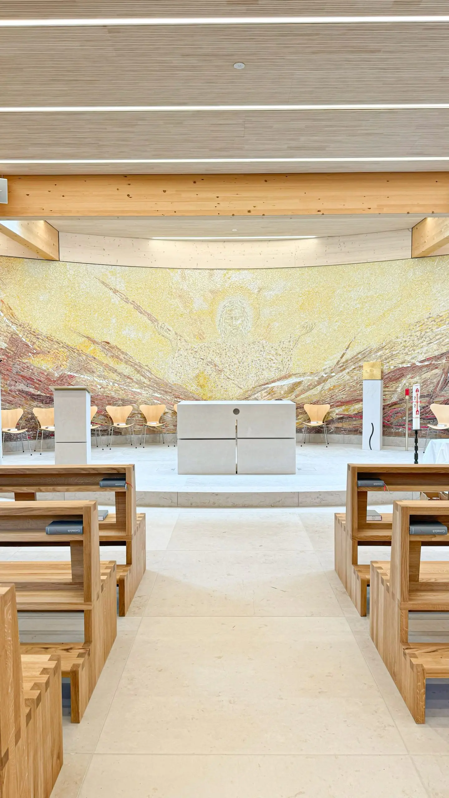 Altar aus Naturstein, entworfen und gefertigt von STOI Steinmetzwerkstatt