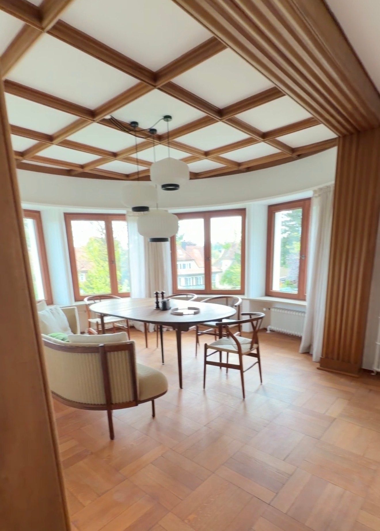Altbau Sanierung Kempten Esszimmer Kassettendecke Holz Naturstein Boden STOI