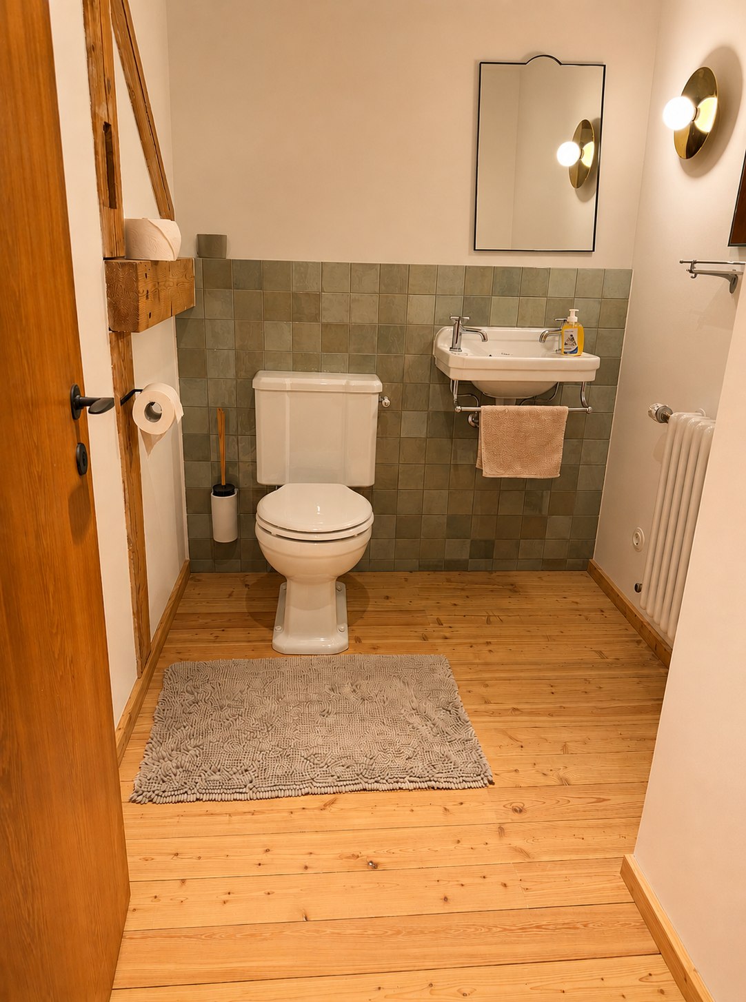 Altbau Sanierung Kempten Gäste WC grüne Fliesen Holzboden STOI Steinmetz