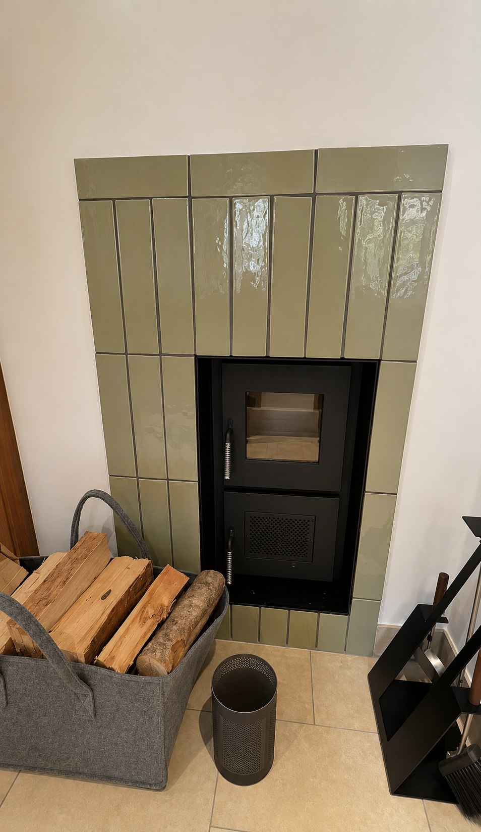 Altbau Sanierung Kempten Kachelofen grün Keramik Kamin Wohnraum STOI