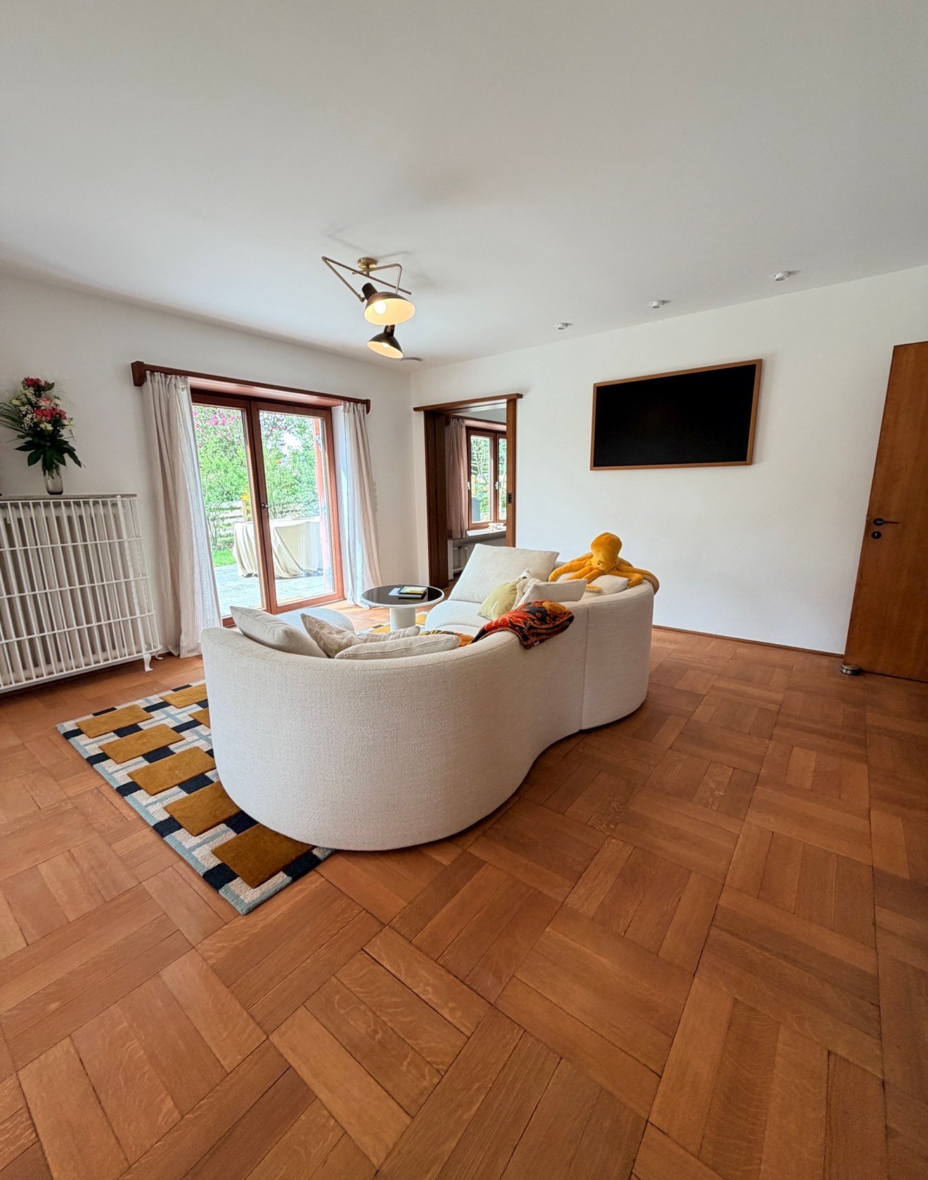 Altbau Sanierung Kempten Wohnzimmer Holzboden Fischgrät Parkett Innenausbau