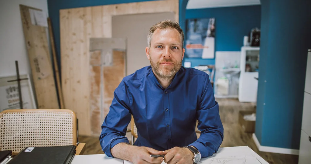 Daniel Probst-Bosch, Steinmetzmeister und Restaurator, an seinem Schreibtisch über einer Zeichnung