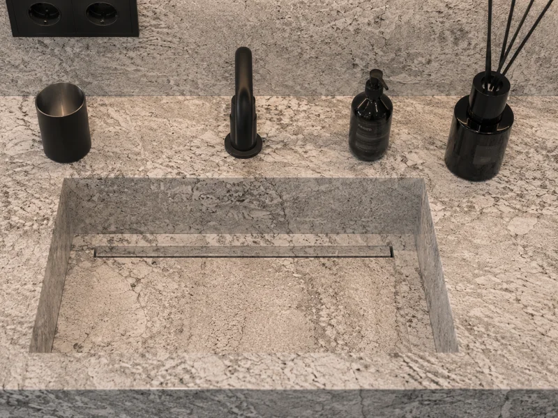 Granit-Detail im Naturstein-Bad – STOI Steinmetzwerkstatt