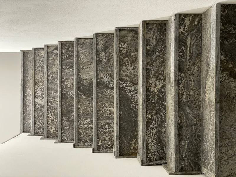 Detail einer Naturstein-Küchenrückwand – STOI Steinmetzwerkstatt