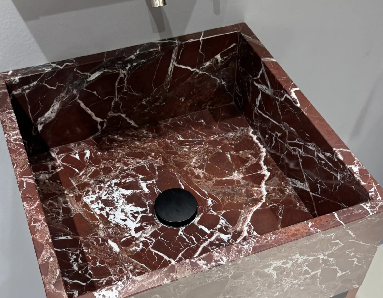Waschbecken aus rotem Marmor mit weißer Äderung – Nahaufnahme