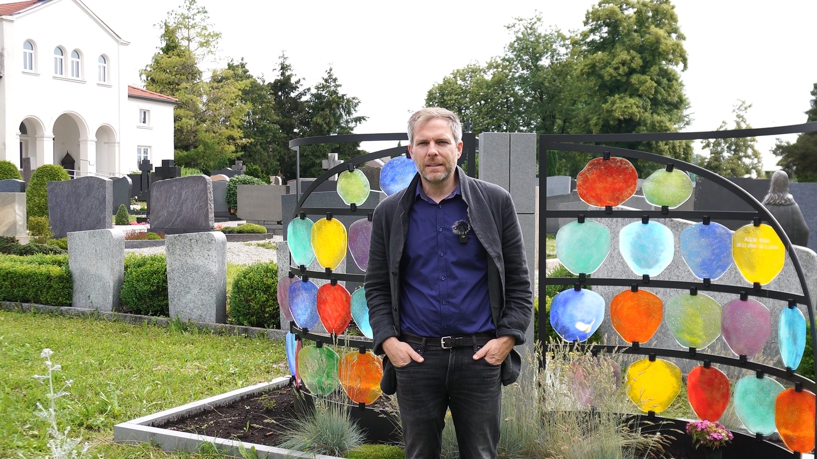 Daniel Probst-Bosch, Steinmetzmeister und Restaurator im Handwerk, vor dem HIMMELREICH MEMORIAL