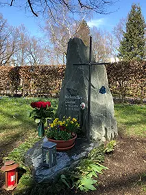 F | Felsengrabstein | Steinmetzwerkstatt Schlienz Kempten Allgäu