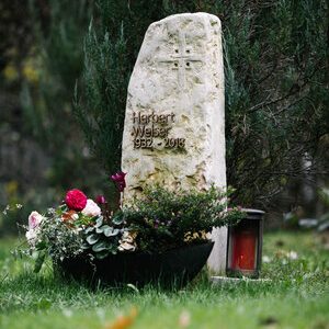 F 496 | Felsen Grabstein mit Verzierung | Steinmetzwerkstatt Schlienz Kempten Allgäu
