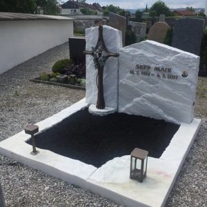 Großer weißer Kalkstein-Fels mit natürlichem Spaltbruch und ornamentalem Bronzekreuz, STOI