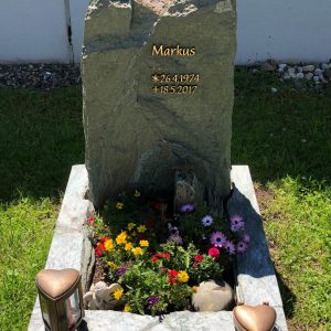 Naturbelassener Felsen-Grabstein aus mehrfarbigem Gneis mit Goldschrift von STOI Steinmetzwerkstatt