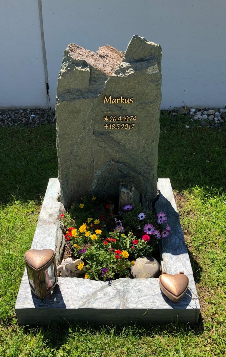 Naturbelassener Felsen-Grabstein aus mehrfarbigem Gneis mit Goldschrift von STOI Steinmetzwerkstatt