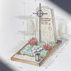 Grabstein aus naturbelassenem Felsblock mit großem handgefertigtem Metallkreuz in keltischem Stil