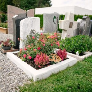 Weißer rustikaler Felsstein als Grabmal mit natürlicher Oberfläche von STOI Steinmetzwerkstatt