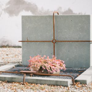 G 634 | Gestaltertes Grabmal mit Cortenstahl-Kreuz und Naturstein-Stele