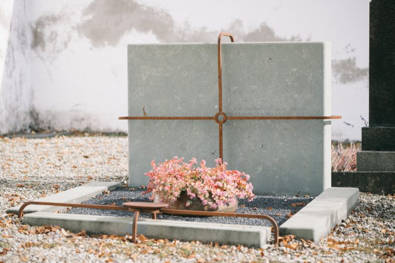 G 634 | Gestaltertes Grabmal mit Cortenstahl-Kreuz und Naturstein-Stele