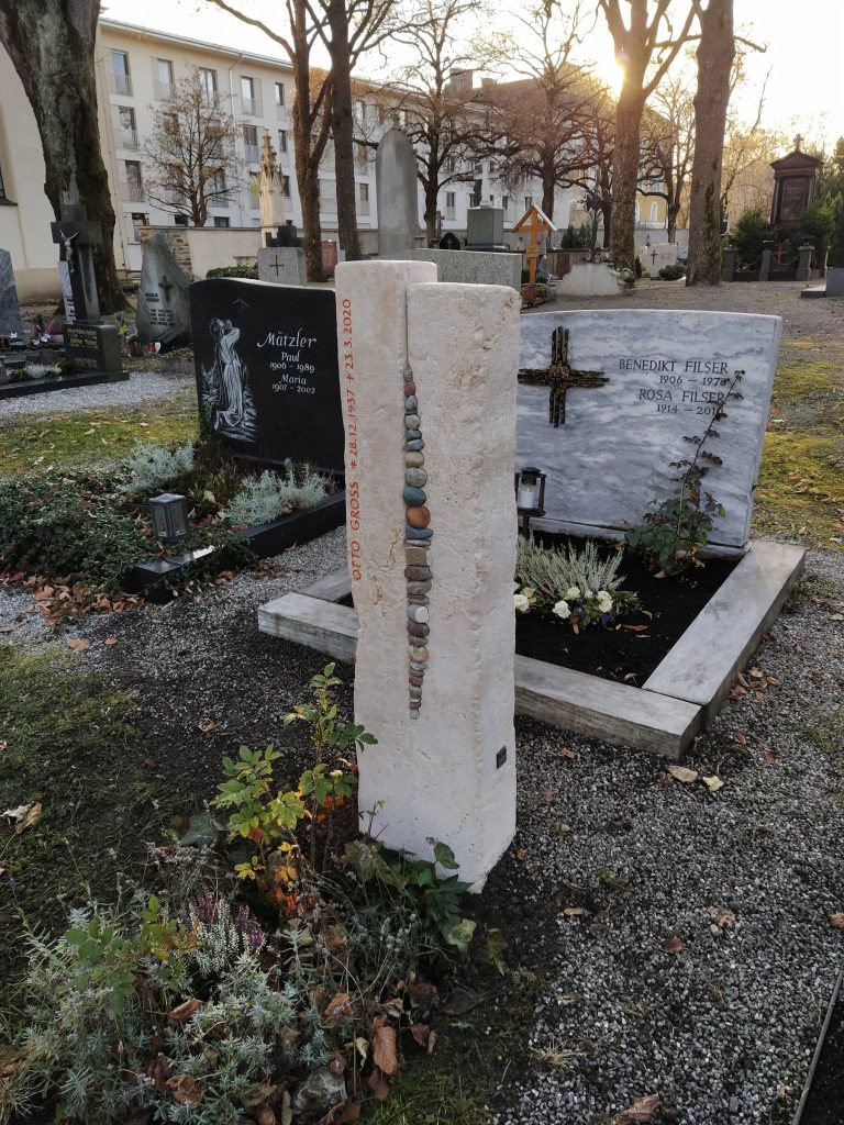 G 342 Gestalteter Kalkstein-Grabstein mit Kreuzrelief und warmem Naturstein-Felselement – STOI Steinmetzwerkstatt