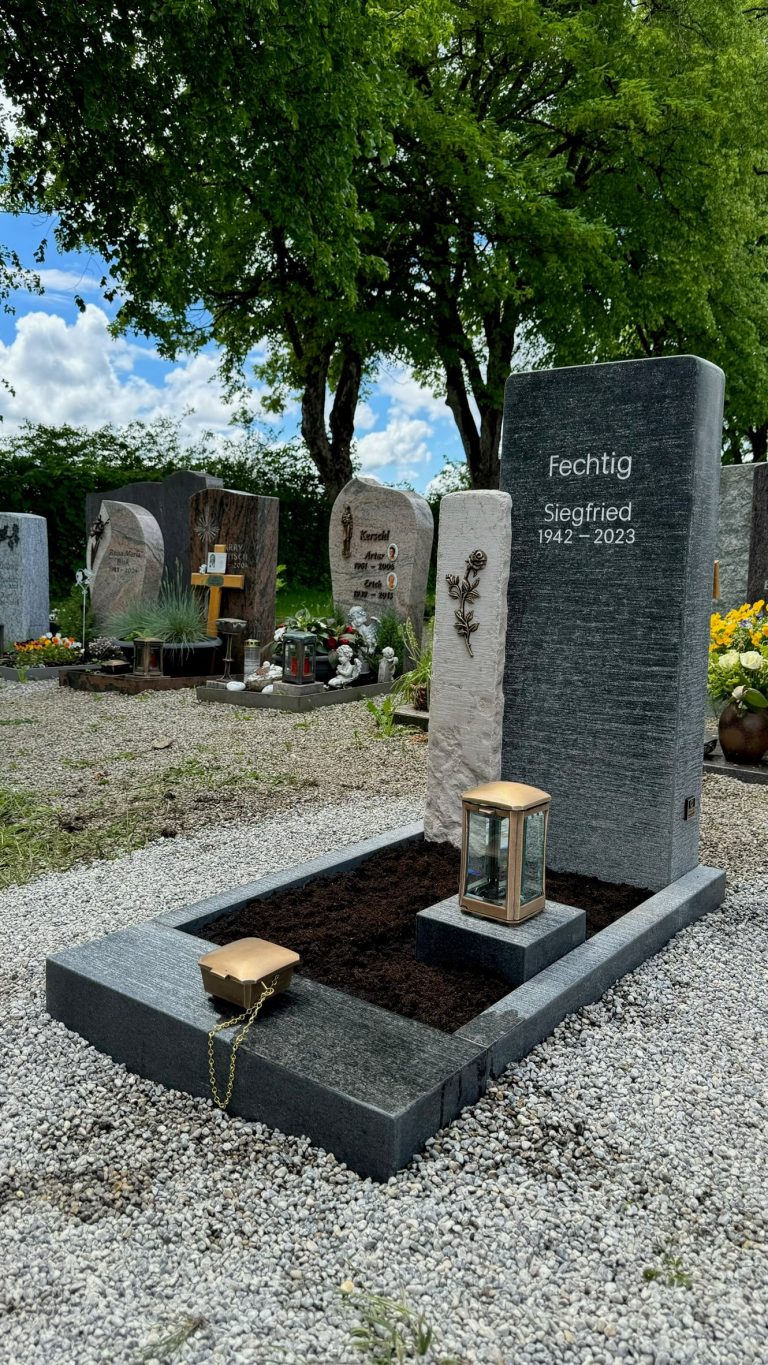 Zweiteiliger Grabstein aus Anthrazitgranit und Naturstein mit integrierter Kerzenlaterne – STOI