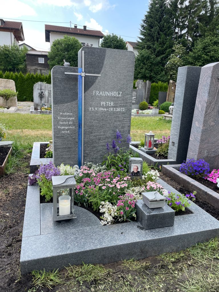 Moderner Grabstein aus anthrazitgrauem Granit mit blauem Glas-Element und silbernem Metallkreuz