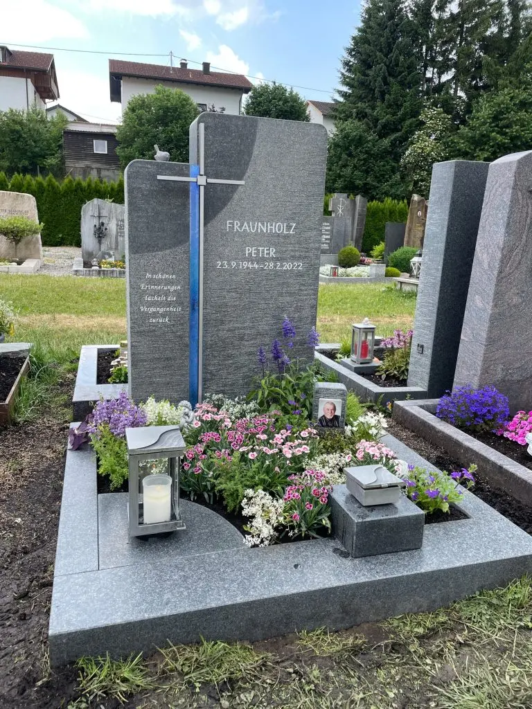 Moderner Grabstein aus anthrazitgrauem Granit mit blauem Glas-Element und silbernem Metallkreuz