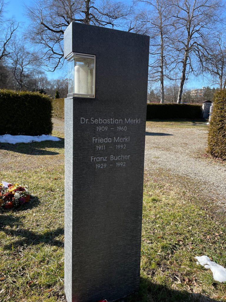 Hohe schwarze Granit-Stele mit seitlich integrierter Kerzennische, STOI Steinmetzwerkstatt